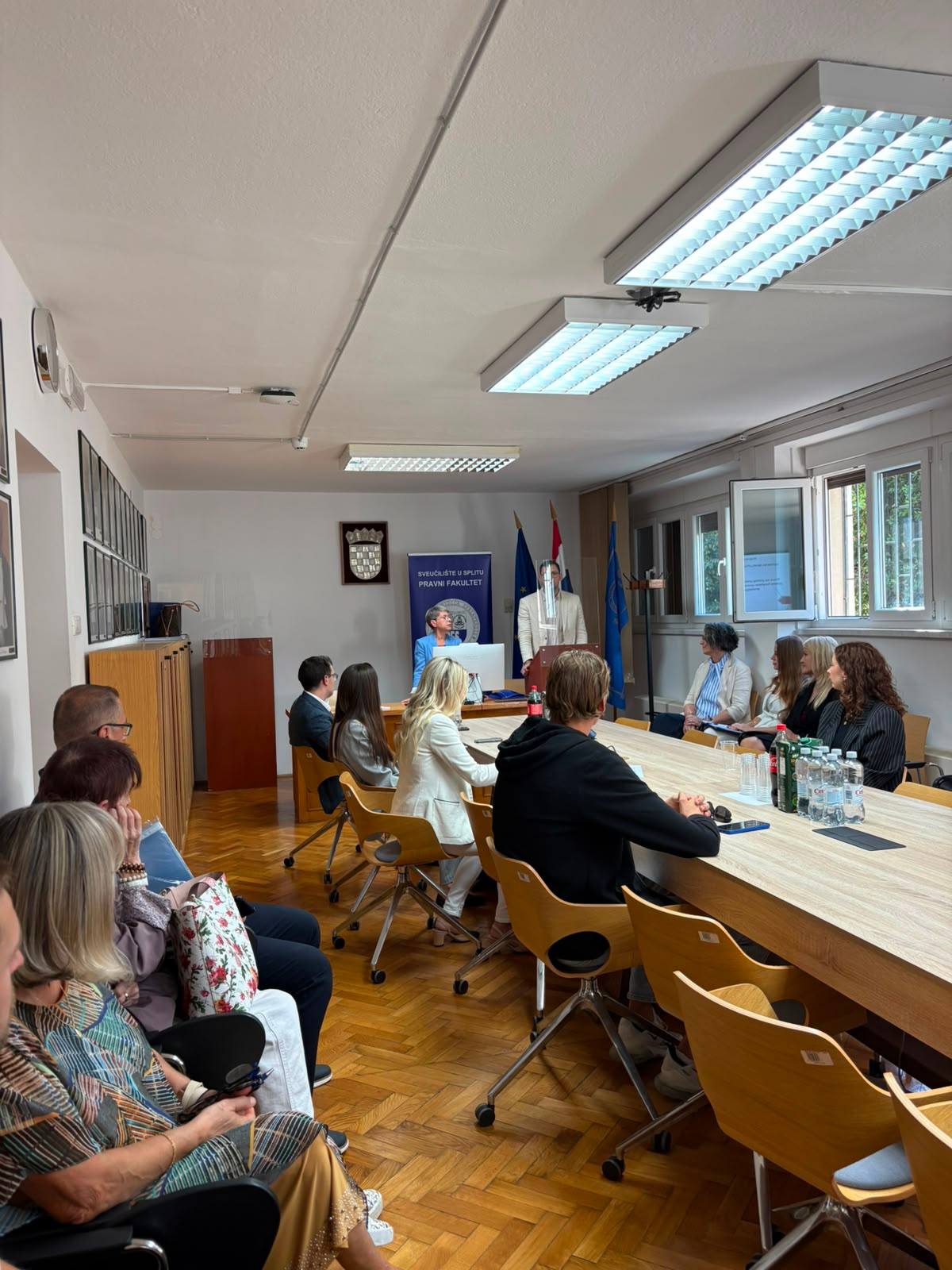 Program cjeloživotnog obrazovanja u vijećnici Pravnog fakulteta u Splitu, 2. listopada 2026.: pogled na vijećnicu sa sudionicima.