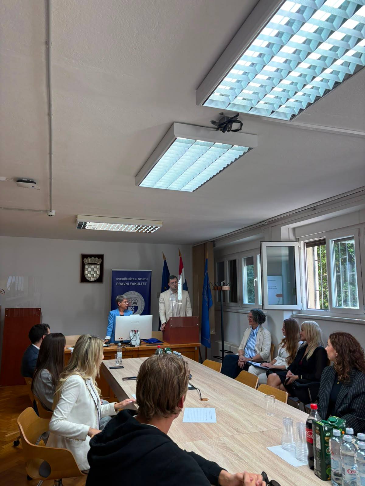 Program cjeloživotnog obrazovanja u vijećnici Pravnog fakulteta u Splitu, 2. listopada 2026.: sudionici za stolom prate izlaganje.