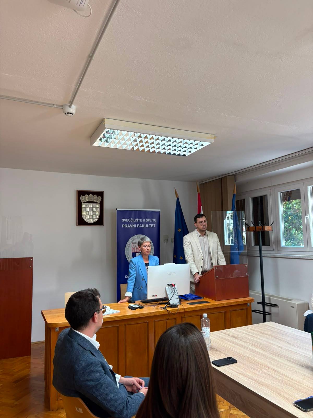 Program cjeloživotnog obrazovanja u vijećnici Pravnog fakulteta u Splitu, 2. listopada 2026.: predavači za govornicom.